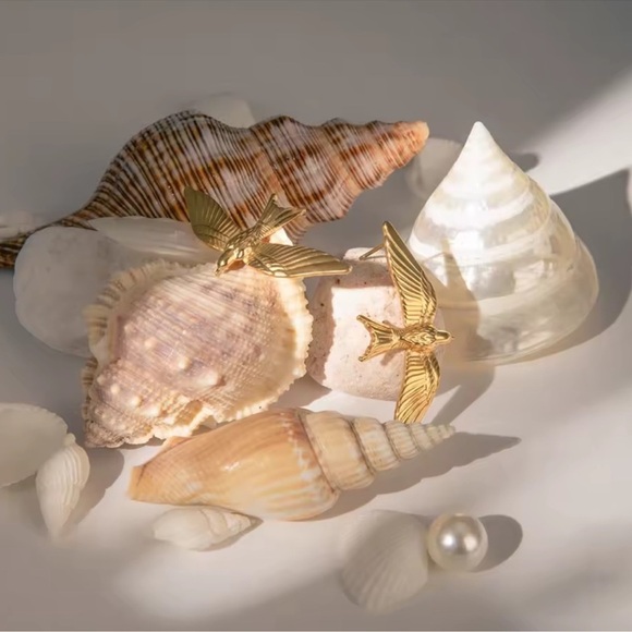 Vintage Gold Bird Earrings - Picture 6 of 8